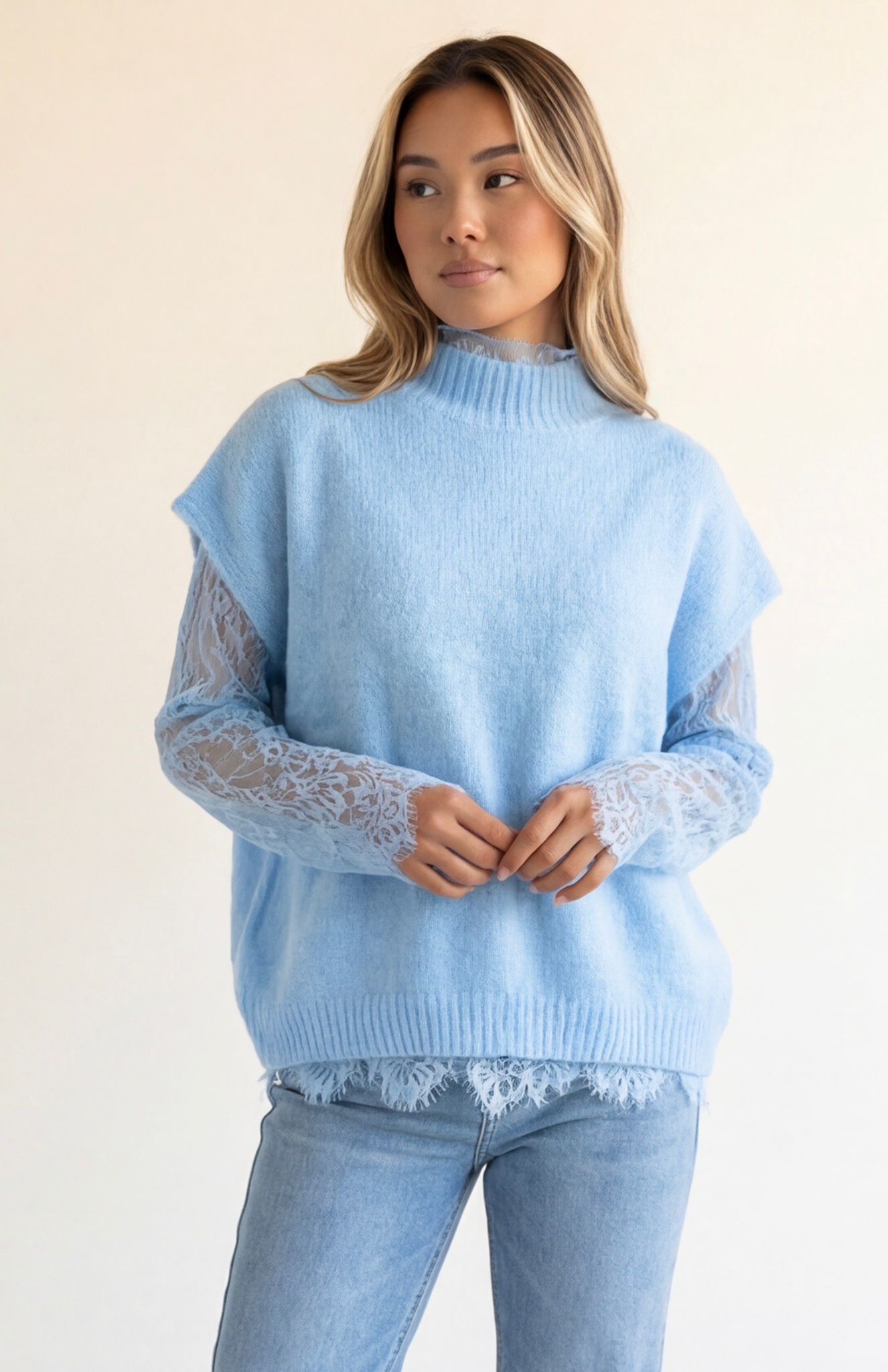 Trui Lilly – Licht Oversize | Transparante Details met Rauwe Afwerking